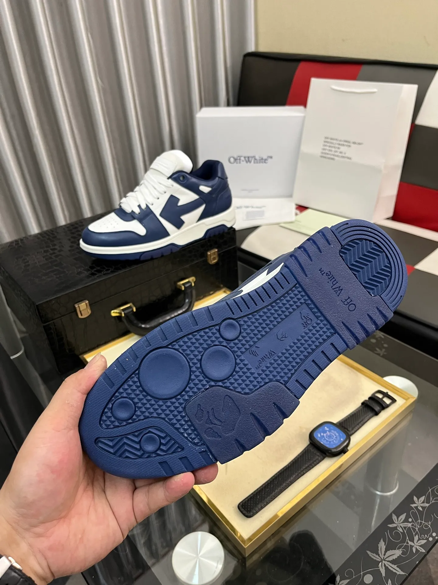 Men's shoes 💰600⌚️⌚️ OFF-White C/O VirGil Abloh fashionable and versatile casual shoes. Exclusive first release of the new model. Made of environmentally friendly cowhide leather and mesh fabric upper material. The insole is embedded with foam cushioning EVA material. The correct midsole is equipped with EVA lightweight cushioning. External tooth nail rubber outsole. The correct accessories can be customized simultaneously. Women's model: 35-40 Men's model: 39-45